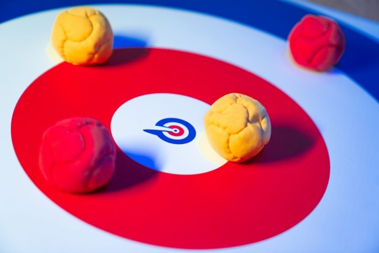 VIDÉO. À Bruz, ils ont créé le Gabaky, un jeu entre pétanque, palet breton  et curling